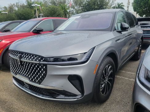 Certified 2025 Lincoln Nautilus Premier AWD/4WD image 2