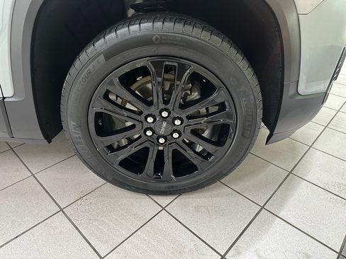 Used 2023 GMC Acadia SLE w/ Driver Convenience Package FWD image 14