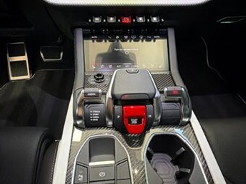 Used 2025 Lamborghini Urus SE image 9