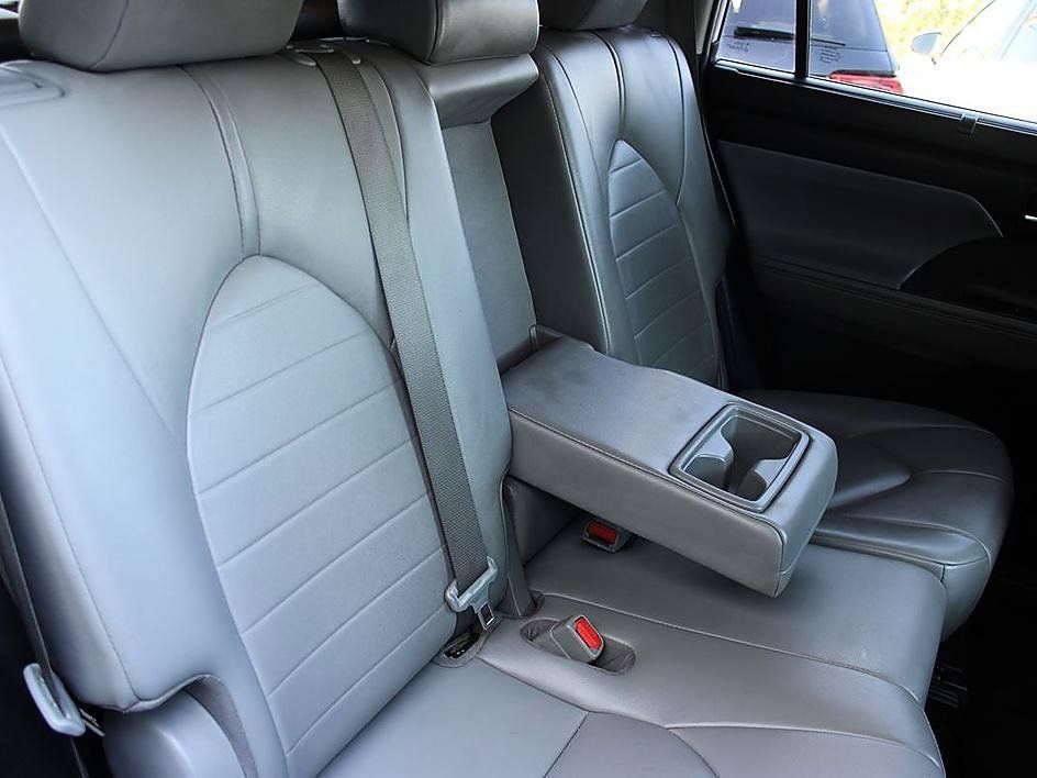 Used 2021 Toyota Highlander XLE FWD image 19