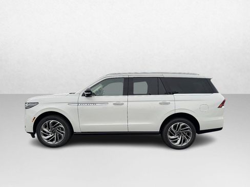 New 2025 Lincoln Navigator Reserve image 8