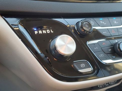 Used 2024 Chrysler Pacifica Touring-L image 32