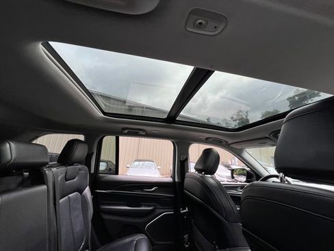 Used 2022 Jeep Grand Cherokee Limited image 38