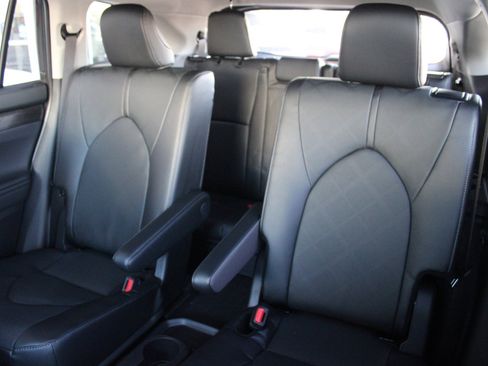 New 2026 Toyota Highlander Platinum image 21