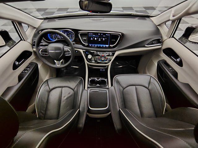 Used 2024 Chrysler Pacifica Limited AWD/4WD image 2