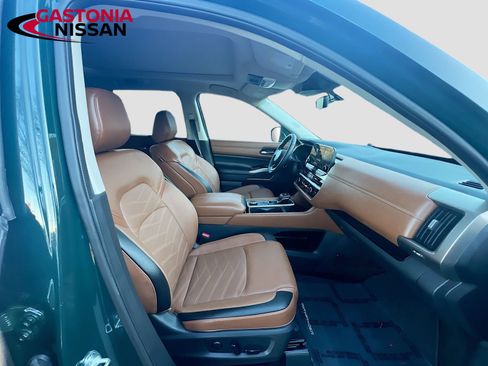 Used 2024 Nissan Pathfinder Platinum w/ Cargo Package image 38