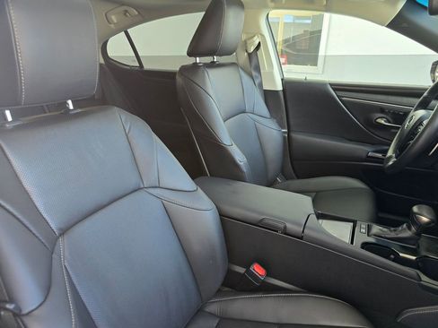 Used 2025 Lexus ES 300h w/ Premium Package FWD image 11