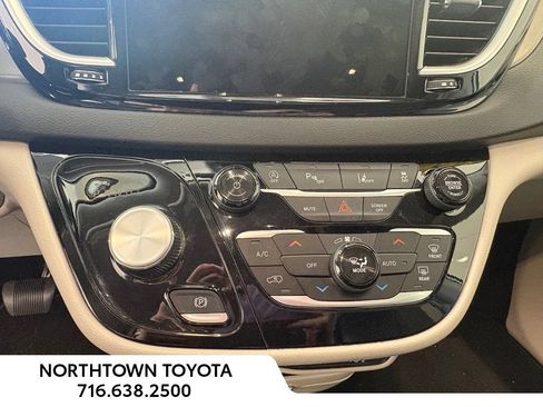 Used 2024 Chrysler Pacifica Touring-L FWD image 15