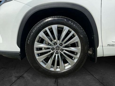 Certified 2025 Toyota Highlander Platinum AWD/4WD image 16
