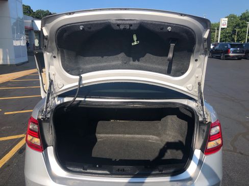 Used 2013 Ford Taurus SEL FWD image 23
