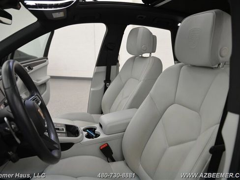 Used 2023 Porsche Macan image 15