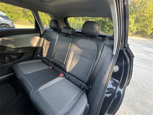 Used 2022 Volkswagen Taos SE w/ Panoramic Sunroof Package image 16