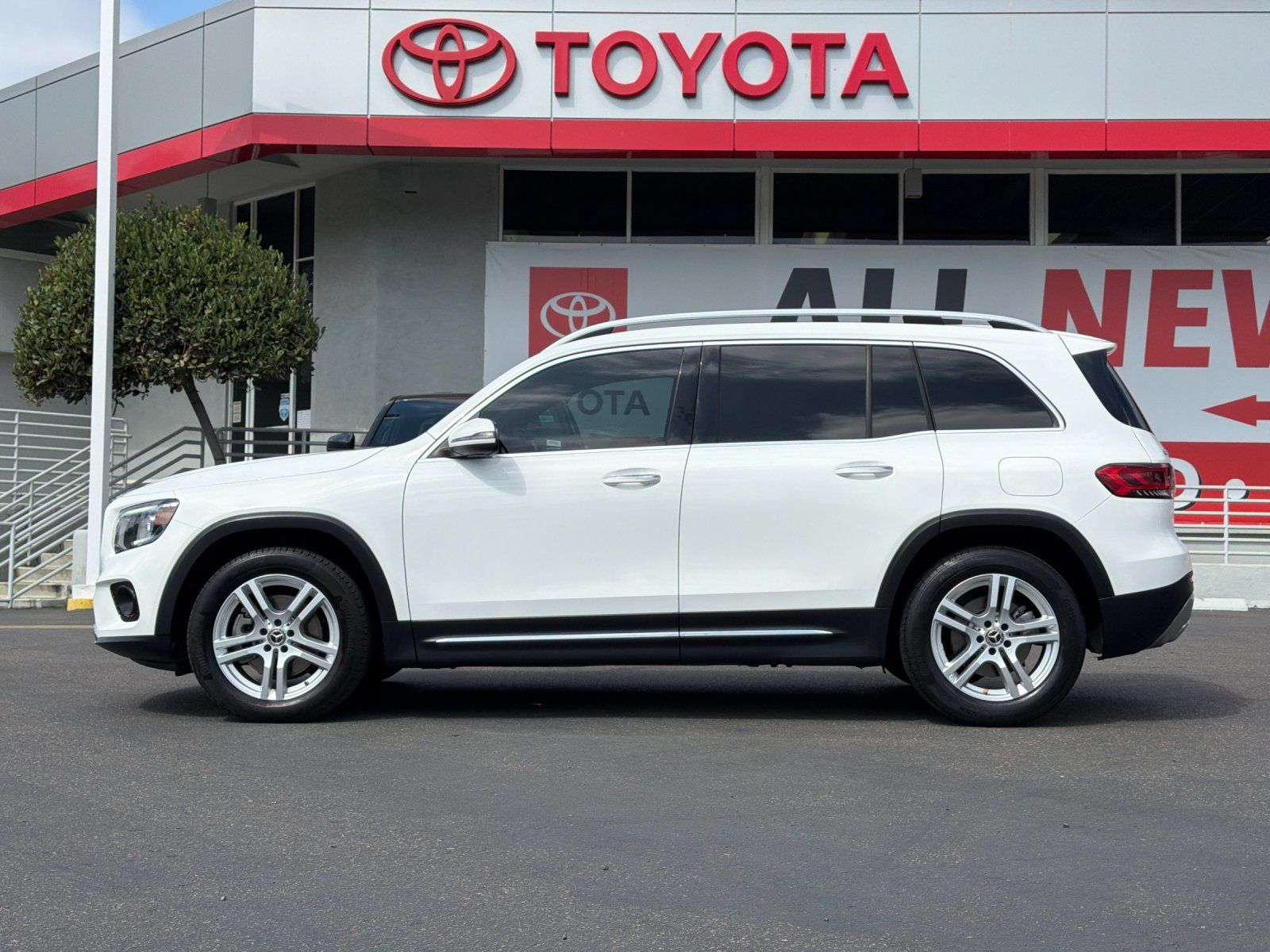 Used 2020 Mercedes-Benz GLB 250 image 2