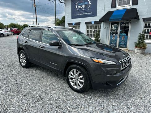 Used 2017 Jeep Cherokee Limited w/ Luxury Group FWD image 7
