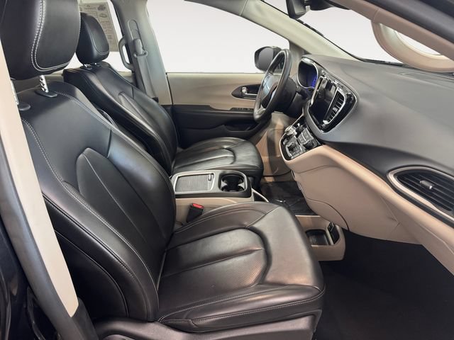 Used 2023 Chrysler Pacifica Touring-L FWD image 4