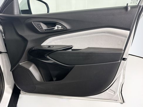 Used 2025 Chevrolet Trax LT w/ LT Convenience Package image 31