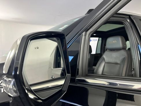 Used 2023 Chevrolet Suburban High Country w/ Premium Package 2 AWD/4WD image 9