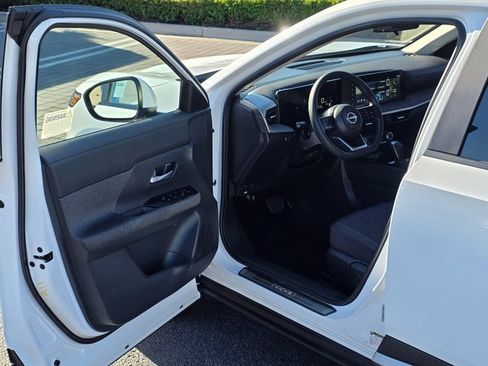 Used 2025 Nissan Kicks SV w/ Illumination Package image 42