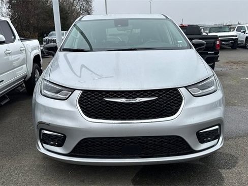 Used 2024 Chrysler Pacifica Touring-L image 6