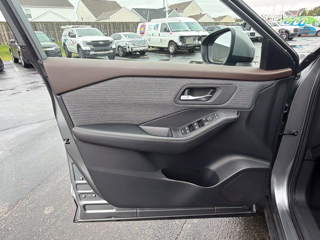 Used 2023 Nissan Rogue SV AWD/4WD image 28