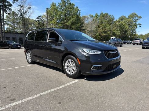 Used 2023 Chrysler Pacifica Touring-L FWD image 4
