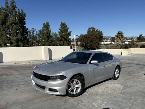 Used 2019 Dodge Charger SXT image 2
