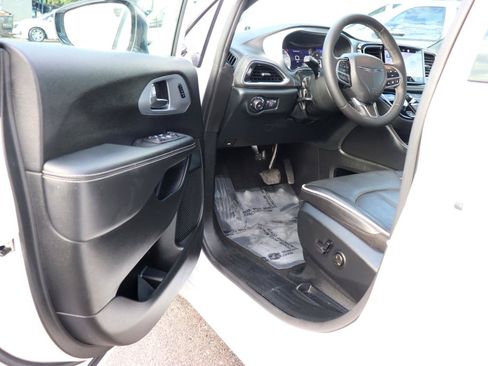 Used 2026 Chrysler Pacifica Limited FWD image 10