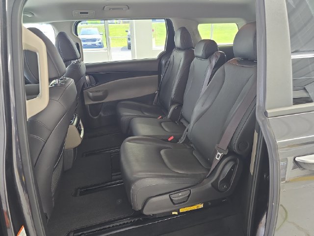 Certified 2025 Kia Carnival FWD image 10
