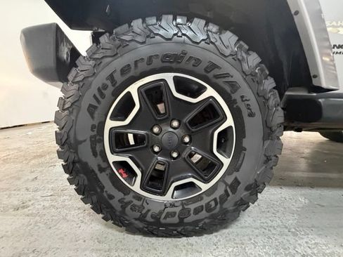 Used 2014 Jeep Wrangler Unlimited Sahara w/ Connectivity Group AWD/4WD image 12