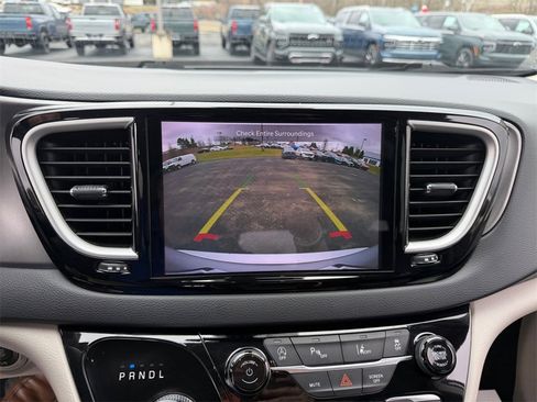 Used 2023 Chrysler Pacifica Touring-L image 18