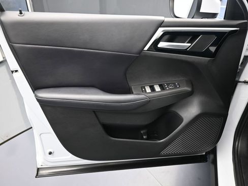 Used 2023 Mitsubishi Outlander SE image 12