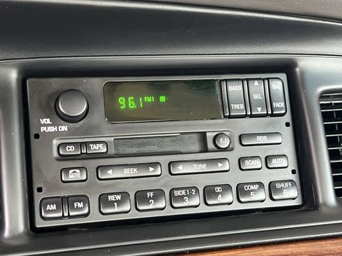 Used 2002 Ford Crown Victoria LX RWD image 17