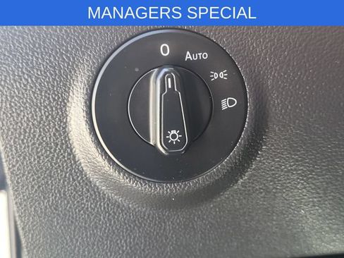 Used 2023 Volkswagen Taos SE w/ Panoramic Sunroof Package FWD image 8