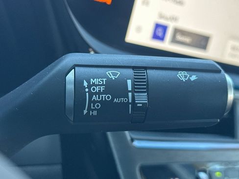 Certified 2025 Lexus ES 300h w/ Premium Package image 32