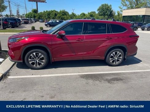 Used 2021 Toyota Highlander XLE AWD/4WD image 2