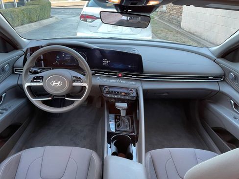 Used 2025 Hyundai Elantra SEL image 32