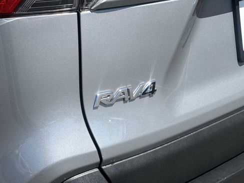 Used 2022 Toyota RAV4 XLE FWD image 11