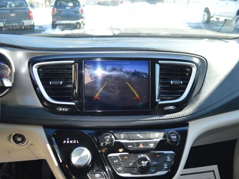 Used 2019 Chrysler Pacifica Limited image 26