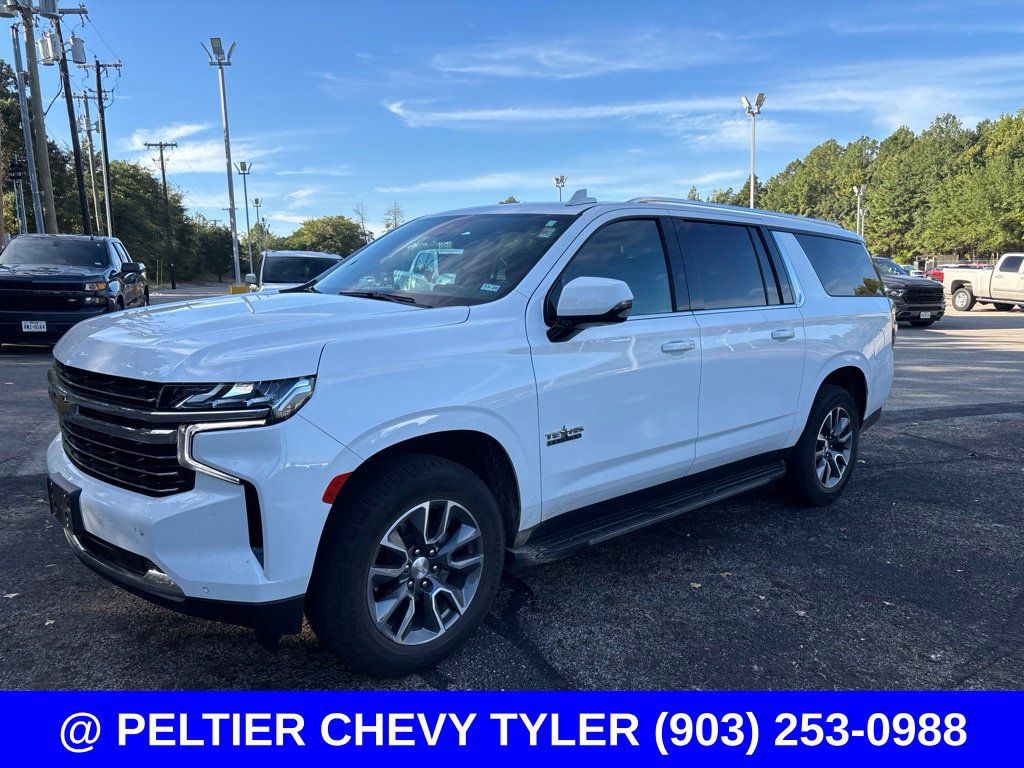 Used 2024 Chevrolet Suburban LT w/ Luxury Package RWD image 3