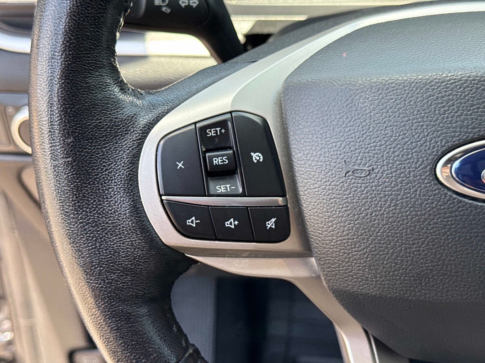 Used 2022 Ford Explorer XLT w/ Equipment Group 202A AWD/4WD image 31
