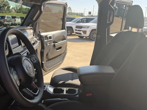 Used 2023 Jeep Gladiator Sport AWD/4WD image 15
