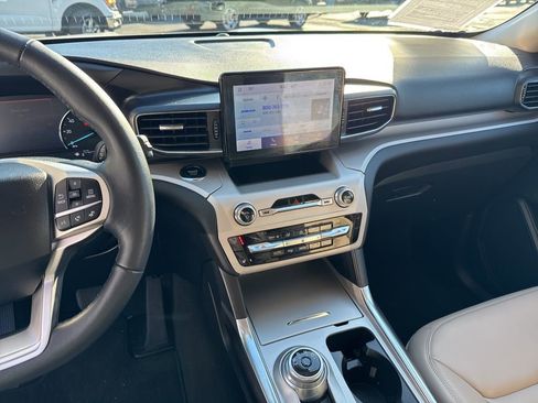 Used 2024 Ford Explorer XLT w/ Equipment Group 202A image 18