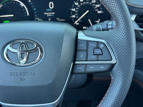 Used 2024 Toyota Sienna XSE w/ XSE Premium Package image 23