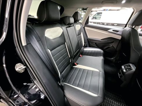 Used 2025 Volkswagen Taos SEL image 30