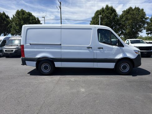 Used 2025 Mercedes-Benz Sprinter 2500 image 11