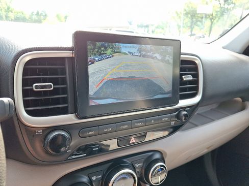 Used 2020 Hyundai Venue SEL image 24