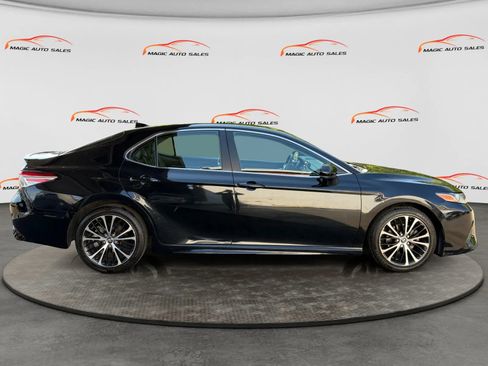 Used 2020 Toyota Camry SE FWD image 6