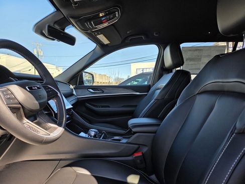 Used 2025 Jeep Grand Cherokee Limited w/ Black Appearance Package image 4