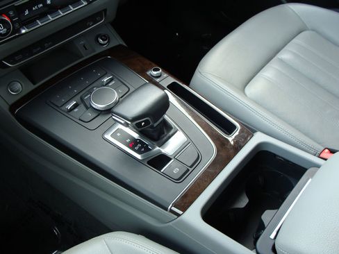 Used 2019 Audi Q5 2.0T Premium w/ Convenience Package image 16