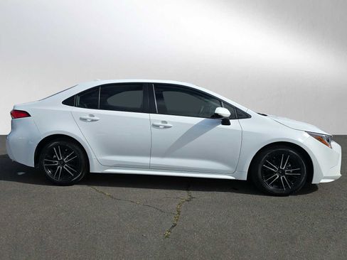 Used 2021 Toyota Corolla LE FWD image 2